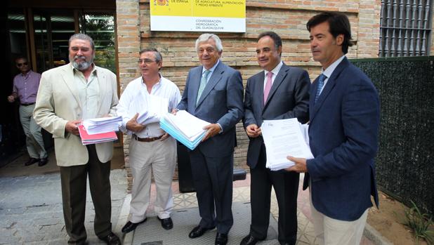 Imagen de los miembros de la Plataforma por su Puerto