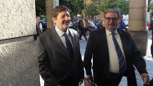 Javier Guerrero (izquierda), a su llegada al juzgado con su letrado