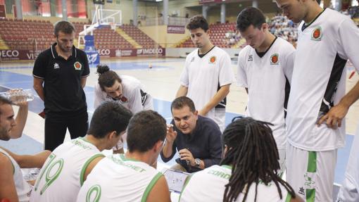 Rafael Sanz da indicaciones en el Pabellón