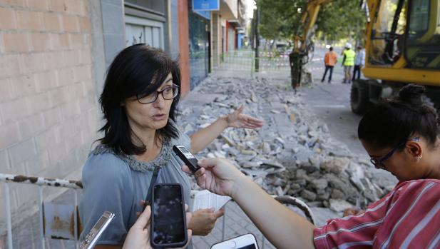 La edil de Infraestructuras, en la avenida Cervantes, actuación de «Mi barrio es Córdoba»