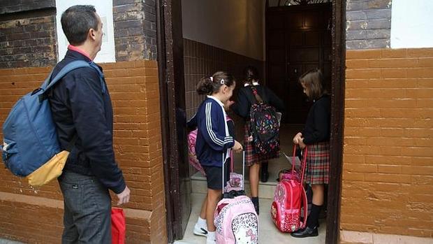 Alumnos entrando en un colegio de Sevilla