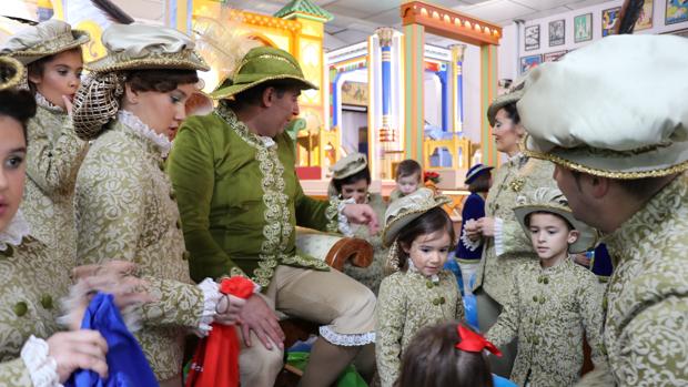 Los Reyes Magos reciben las cartas de los niños