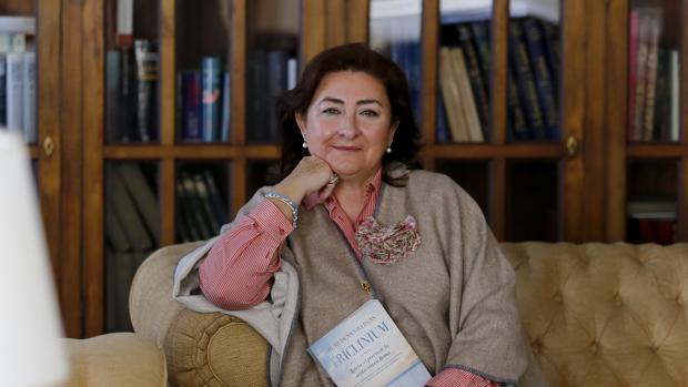 La escritora y gastrónoma Almudena Villegas con la novela premiada