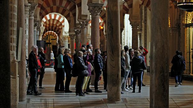 Un grupo de turistas disfrutan en la Mezquita-Catedral
