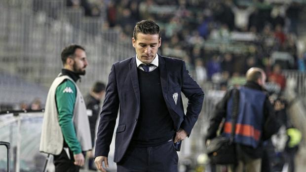 Luis Carrión se lamenta en la banda