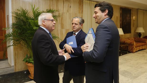 El edil de Presidencia con el portavoz y el viceportavoz del grupo municipal del PP, ayer en el Pleno