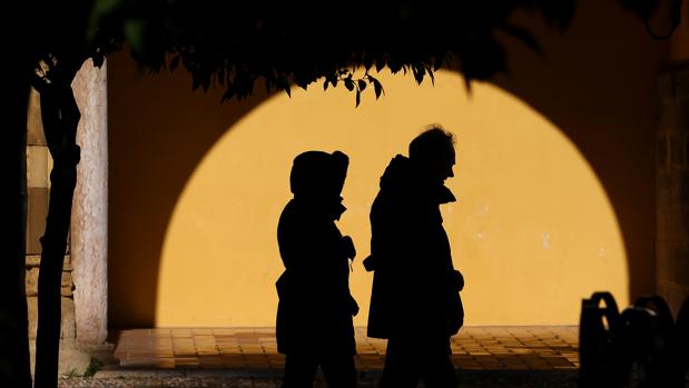 Dos personas bien abrigadas pasean por Córdoba