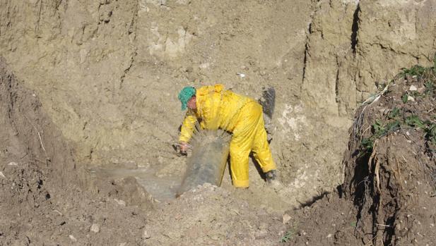 Un operario con la tubería rota en la carretera de la Ermita de los Ángeles