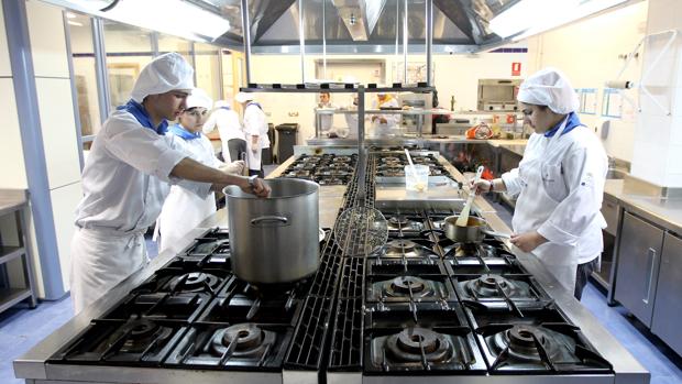 Alumnos de la Escuela de Hostelería en uno de sus cursos formativos