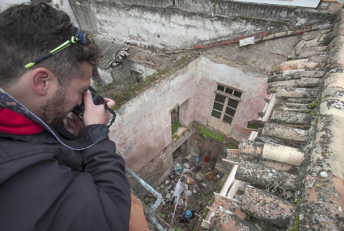 Patio de la casa donde fue hallado el cuerpo, repleto de basura