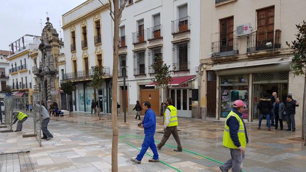 Las vallas de las obras se van de la calle Capitulares