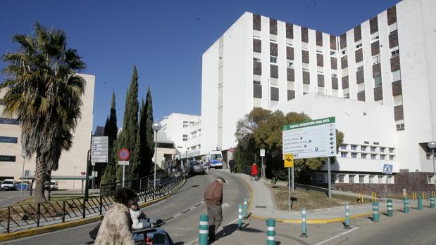Imagen del hospital Reina Sofía, al que ha sido trasladado el herido
