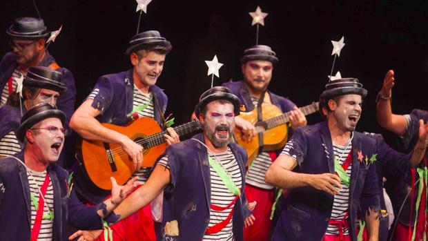 «La comparsa del loco», finalista, durante las semifinales del Carnaval de Córdoba de este año