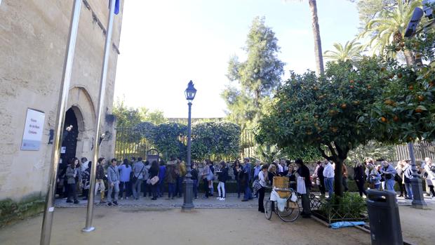 Colas de turistas en el Alcázar de los Reyes Cristianos