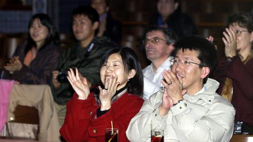 Turistas japoneses aplauden en un tablao flamenco