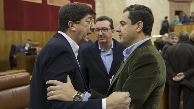 Los líderes del PP, Juanma Moreno, y de Ciudadanos, Juan Marín, se saludan en el Parlamento