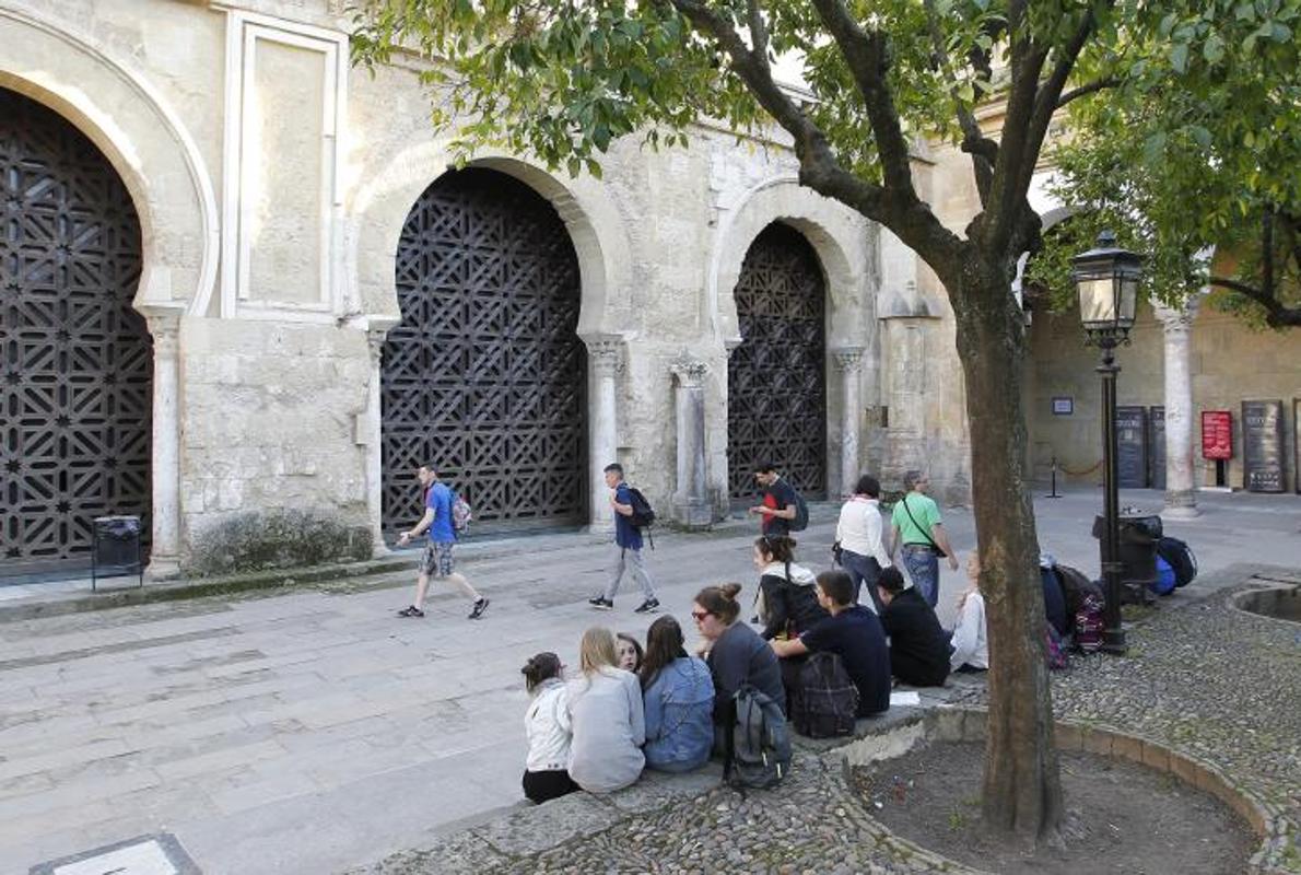 Turistas en el Patio de los Naranjos de la Mezquita Catedral