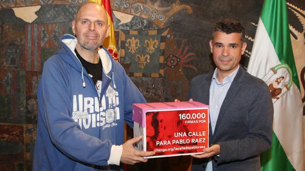 El joven veleño que ha recopilado firmas, junto al alcalde de Marbella