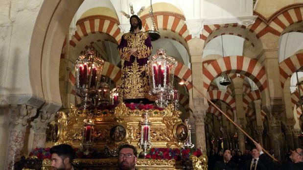 El Señor de la Redención preside el Vía Crucis en la Catedral de Córdoba