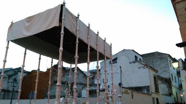 El palio del Rosario de Córdoba pasa la estrechez de la calle Caño Quebrado