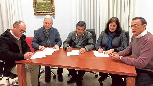 Ignacio Caraballo, secretario general del PSOE de Huelva -a la derecha-, asistió a la firma del acuerdo