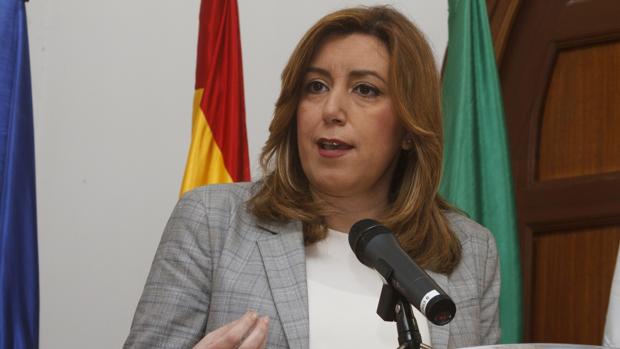 Susana Díaz atendiendo este lunes a los medios tras hacer «oficiosa» su candidatura a liderar el PSOE