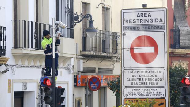 Instalación de una cámara de control de tráfico en el Centro de Córdoba