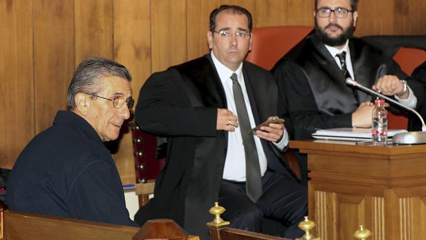 A la izquierda, sentado en el banquillo de los acusados, el padre Román, acusado de supuestos abusos a un menor