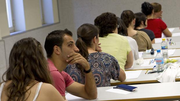 Una de las aulas de la Escuela de Ingenieros en Sevilla en 2011 en las oposiciones a maestros de Infantil y Primaria