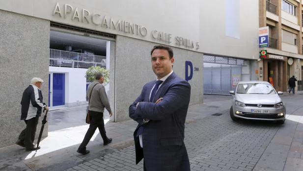 Antonio Barba, gerente del párking de la calle Sevilla, ante el aparcamiento