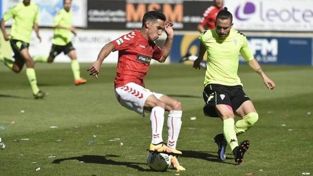 Sebas Moyano, centrocampista del Córdoba B, presiona un ataque del Real Murcia