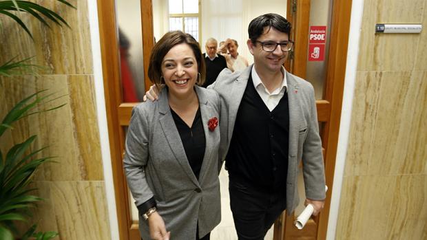 La alcaldesa y Pedro García antes del Pleno