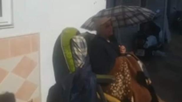 Una anciana se encadena a su casa en Marbella para expulsar a los inquilinos morosos