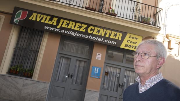 Francisco Pacheco posa frente al hotel que regentó su padre en Jerez y que ha sido subastado