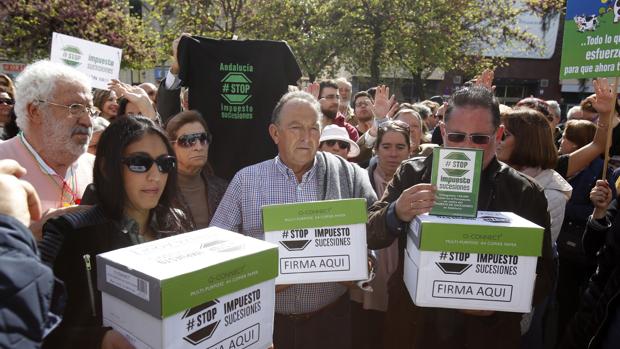 Representantes de Stop Impuesto de Sucesiones entregaron cerca de 60.000 firmas contra el tributo
