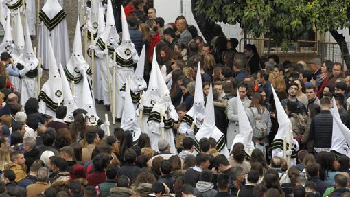 Nazarenos de la hermandad de la Paz