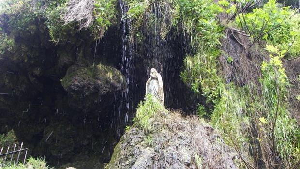 Retiran la imagen de la Virgen de Lourdes de Higuera de la Sierra hasta que encuentren su cabeza y manos