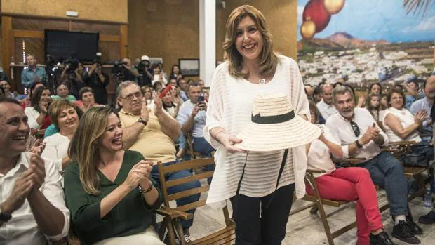 Susana Díaz recibe un sombrero típico durante el acto en el que ha presentado su proyecto político en Lanzarote