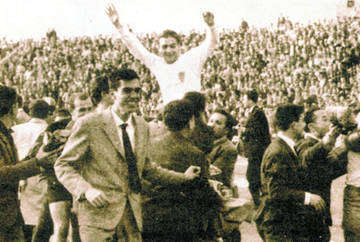 El Córdoba CF celebra el primer ascenso de la historia a Primera en el Colombino