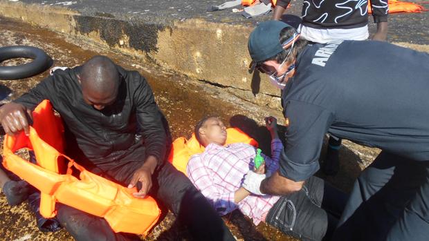 Algunos de lso rescatados en la patera