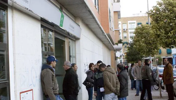Sevillanos hacen cola a las puertas de una oficina de empleo