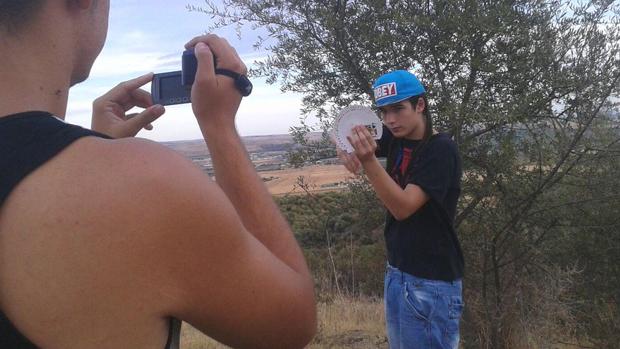 El joven mago «Draun» durante el rodaje de un vídeo