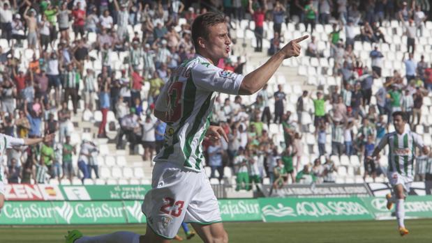 Sasa Markovic celebra el gol del triunfo ante el Almería
