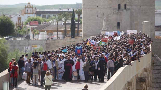 El obispo, ayer dirigiéndose con los escolares participantes en la cita hacia la Catedral