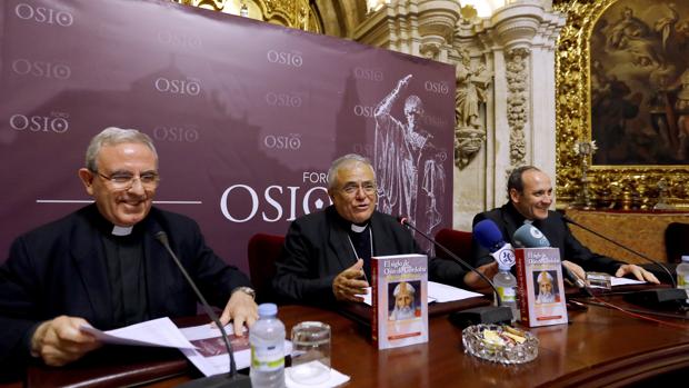 El obispo (centro), en la presentación del Foro Osio