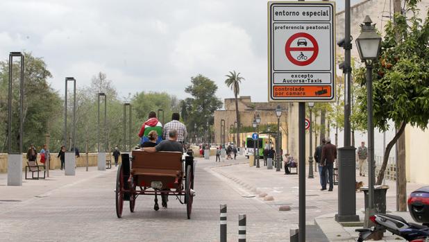 Un coche de caballos por Ronda de Isasa
