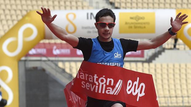 Ángel Muñoz cruza la meta para ganar la Media Maratón de Sevilla en enero