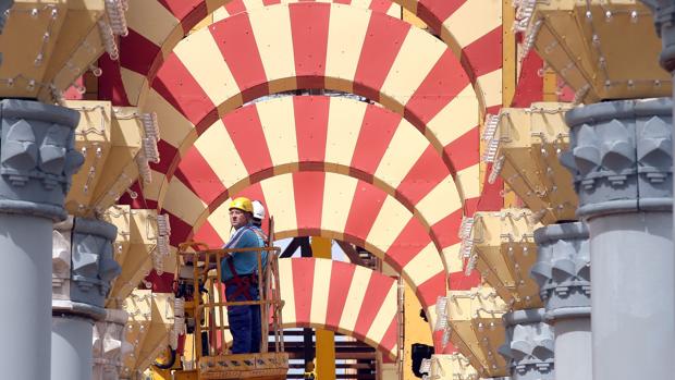 Herido un hombre al caer de la portada de la Feria de Córdoba