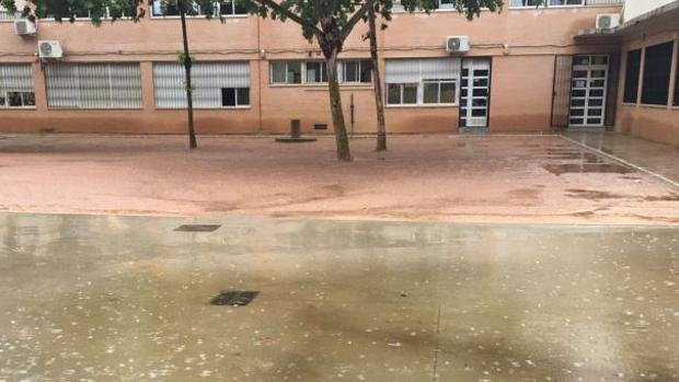 Los padres del colegio público Europa de Córdoba recaudan dinero para arreglar un patio anegado