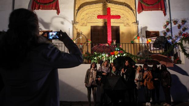 Un grupo de mujeres se inmortaliza en la popular Cruz del Bailío